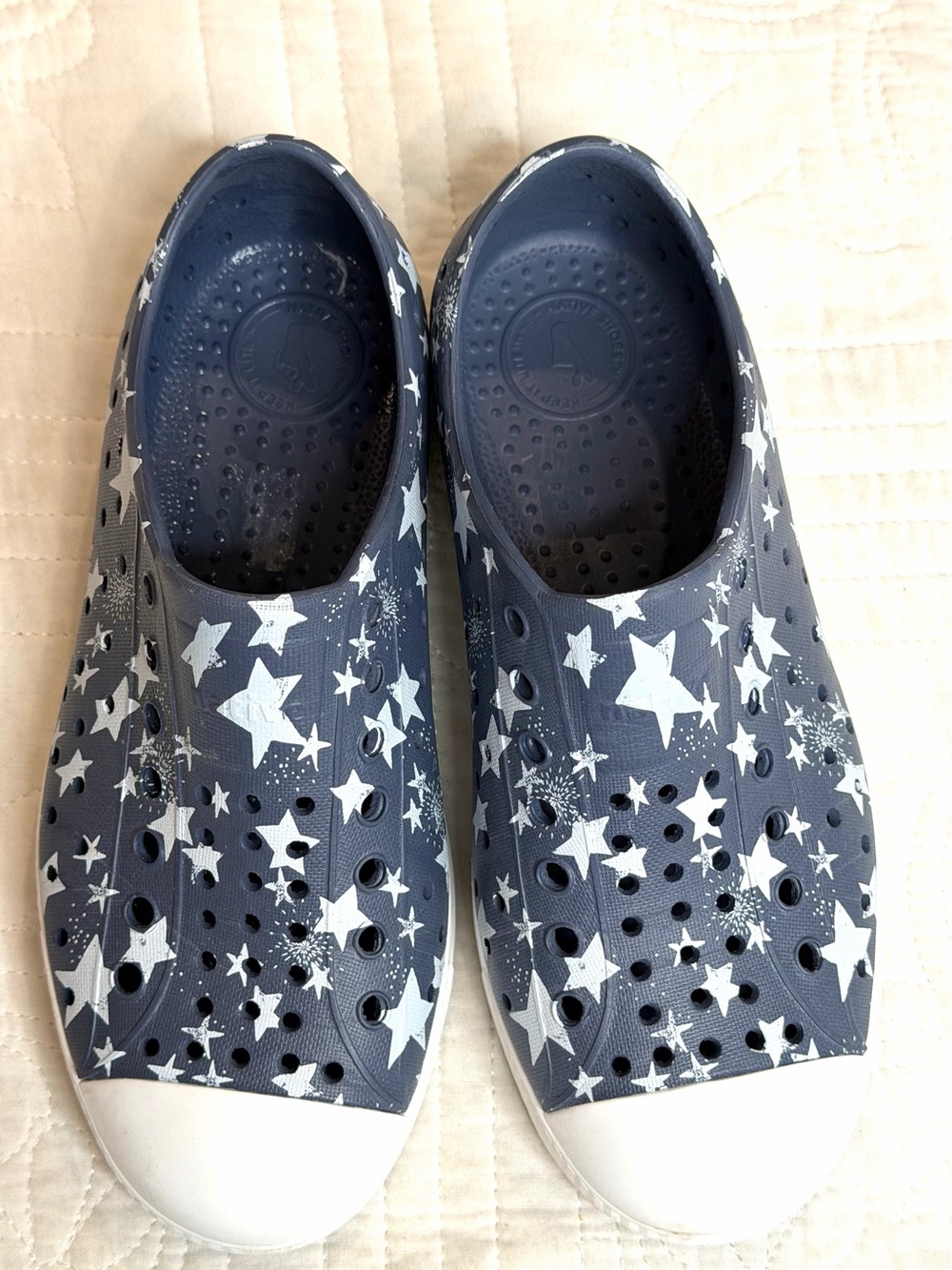 Native Unisex Jefferson Star Print Sneaker Blue Slip-On Kids Sz 1 Water Play - Picture 2 of 8